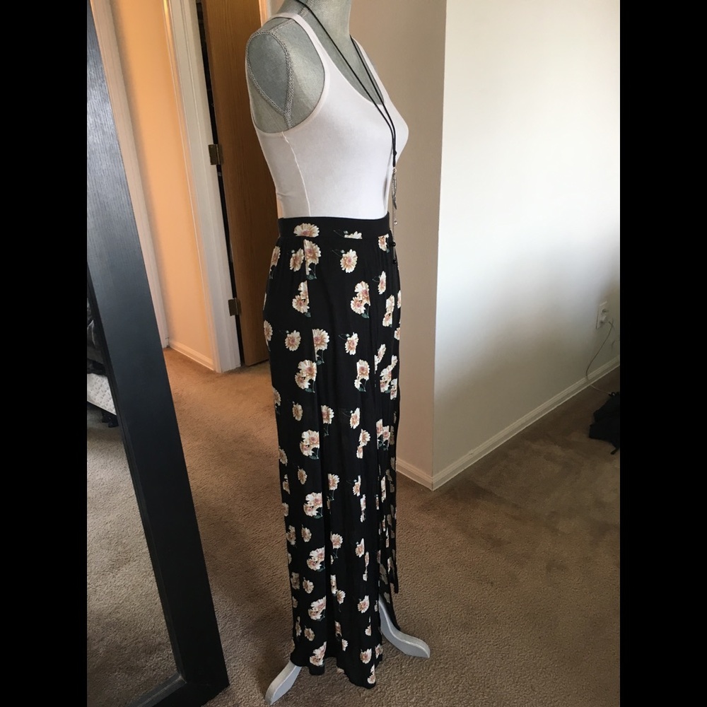 High Waisted Daisy Maxi Skirt 🌸 - Picture 4 of 7